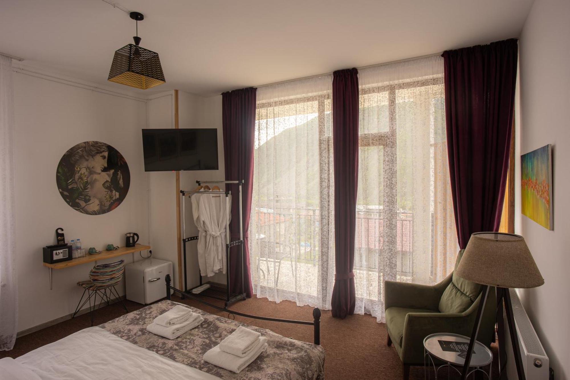 Mood Hotel Kazbegi Exterior foto