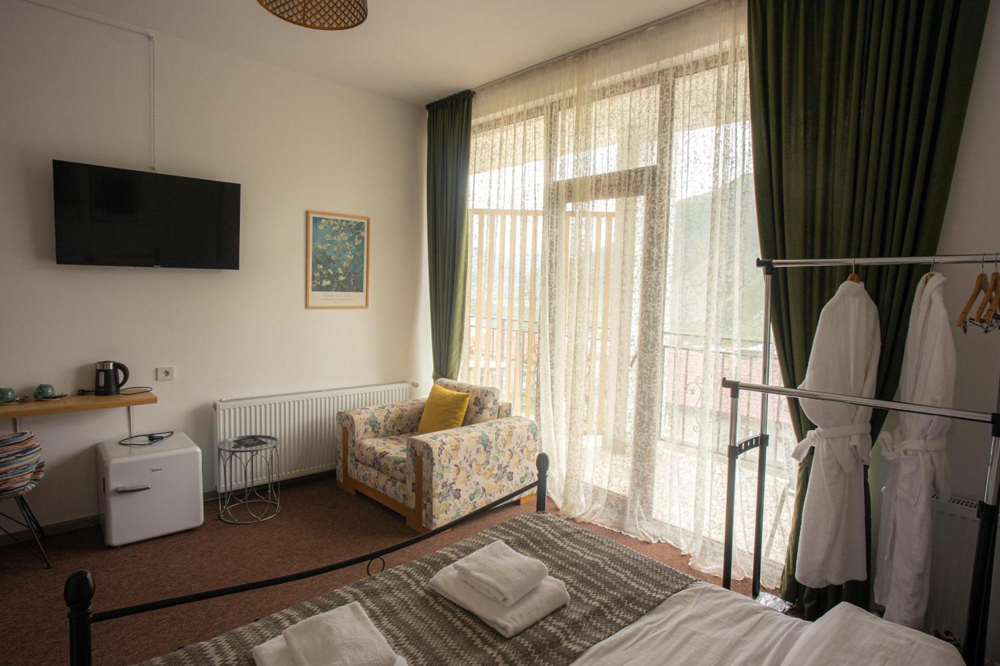 Mood Hotel Kazbegi Exterior foto
