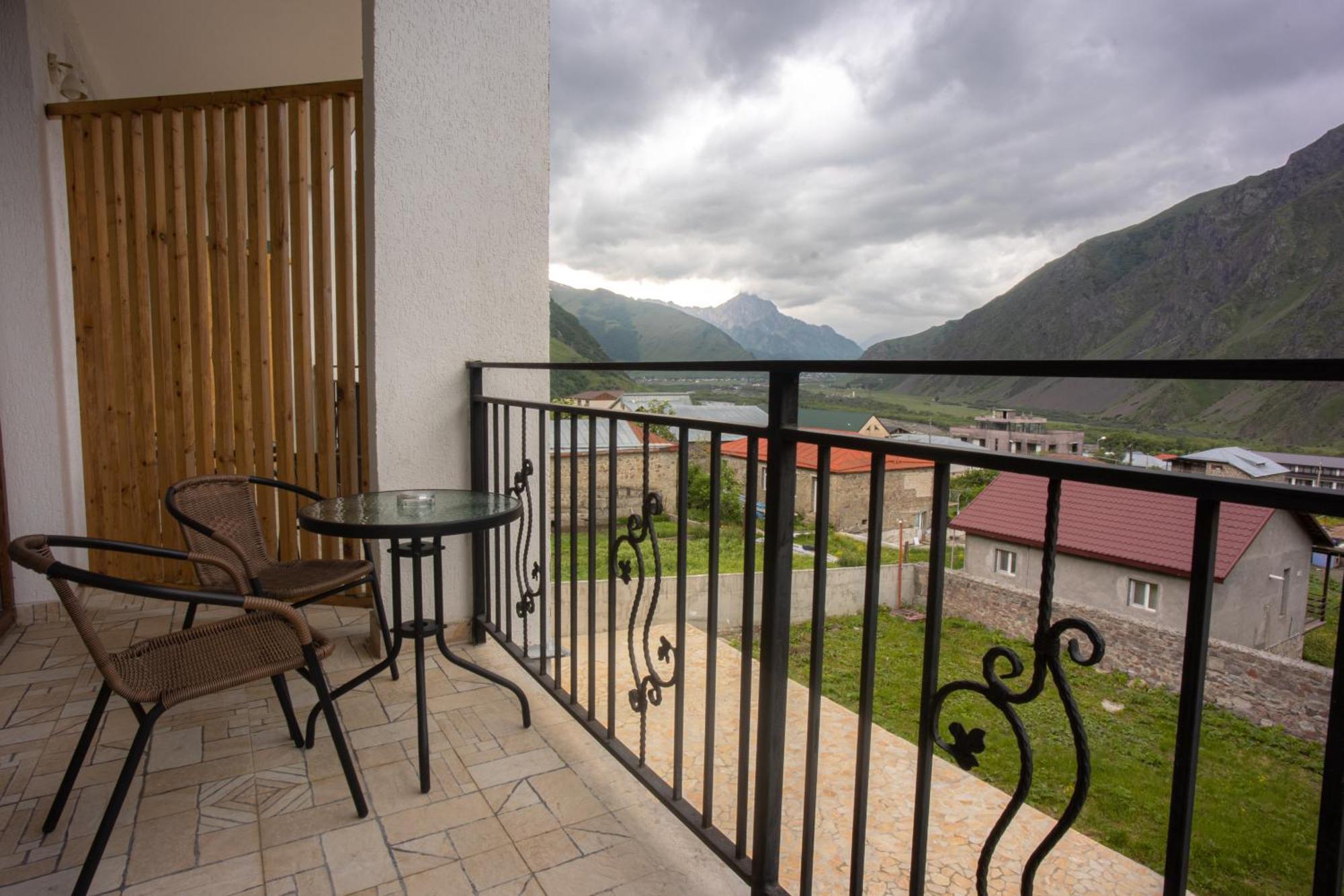 Mood Hotel Kazbegi Exterior foto